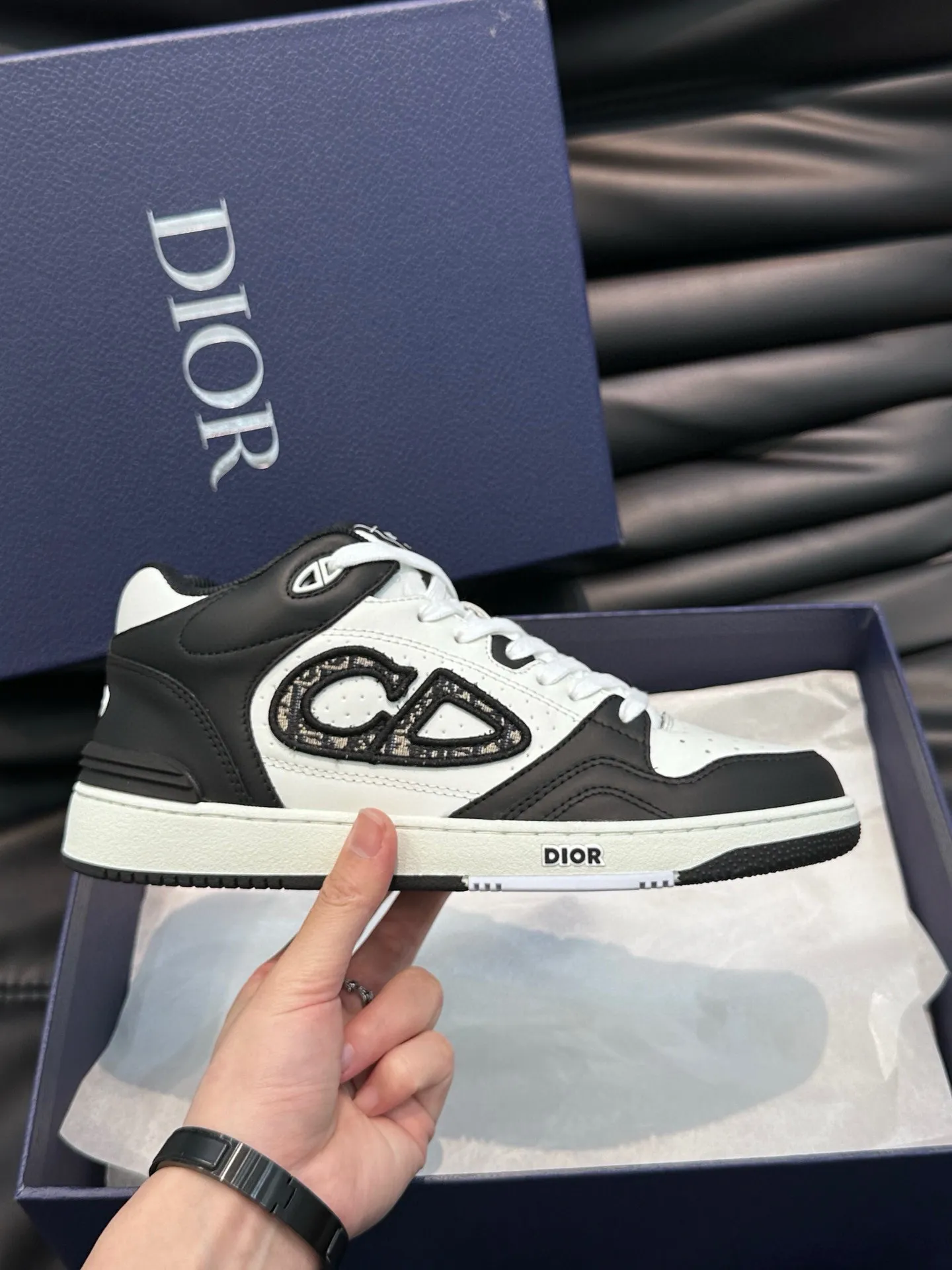 Ex-factory price: 440💰DIOB57 mid-top sneakers are shipped. This B57 mid-top sneaker is a new product in the 2024 spring men's wear series. It reinterprets the basketball shoe design and has become a classic item of Dior. Mid-top lace-up style crafted from color-blocked cow leather with contrasting suede and a CD logo displayed on the side. The tongue is decorated with the Dior B57 logo, and various distinctive details enhance the style. The CD logo eyelet details, upper stitching and rubber panels highlight the dynamic charm of its sports style. With two-color rubber sole, mesh fabric lining and cotton lining for foot padding, the upper foot is comfortable and breathable. Can be paired with a variety of clothing to create a sophisticated look. Code 38-44, (45 can be customized)